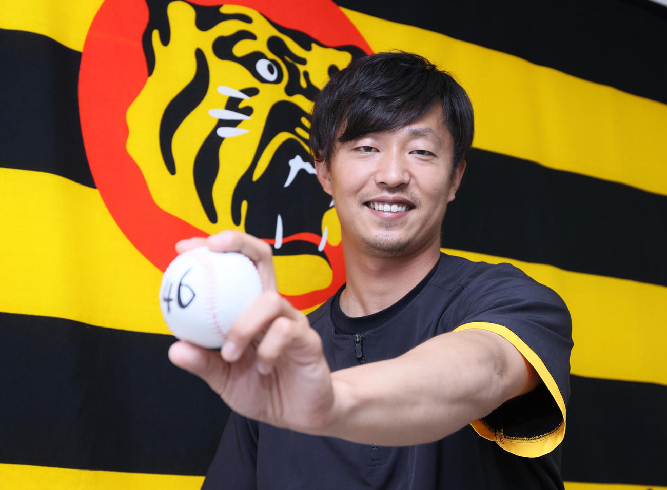 阪神島本は支配下登録され背番号「46」のボールを手に笑顔を見せる