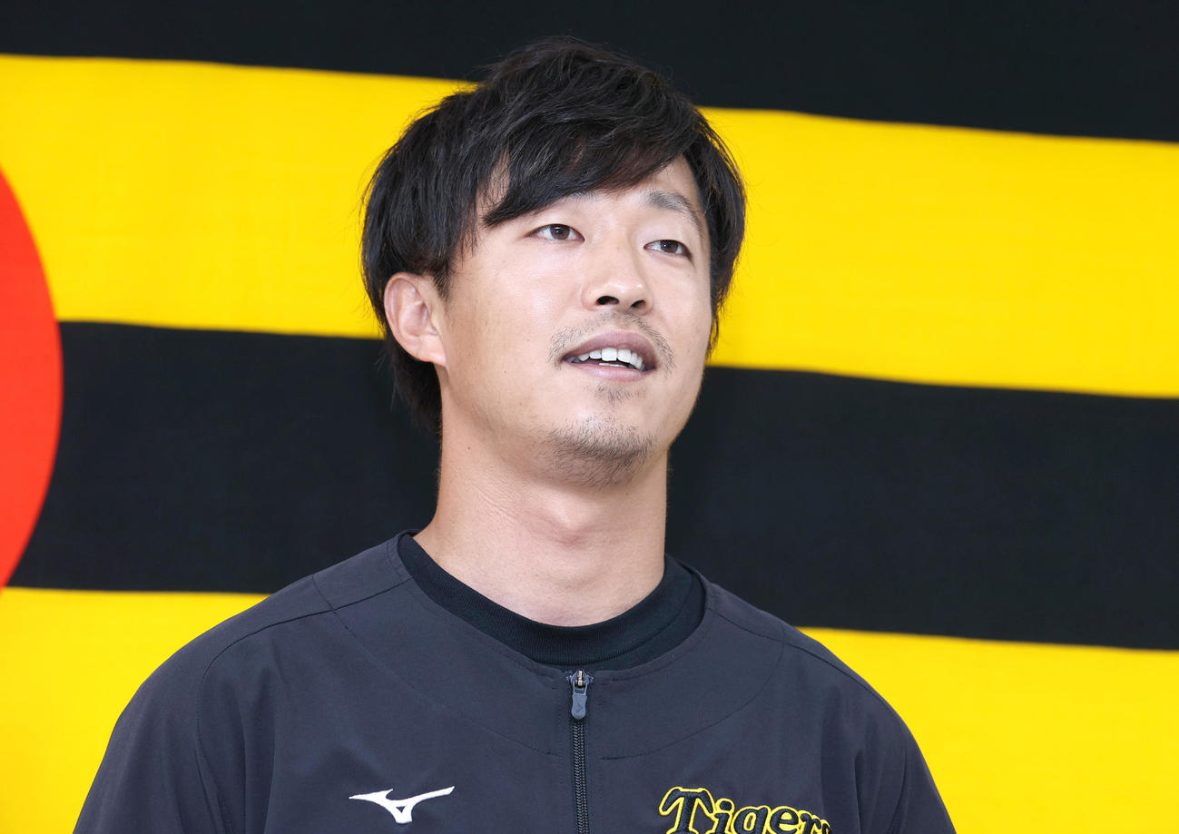 阪神島本は支配下登録され会見で笑顔を見せる