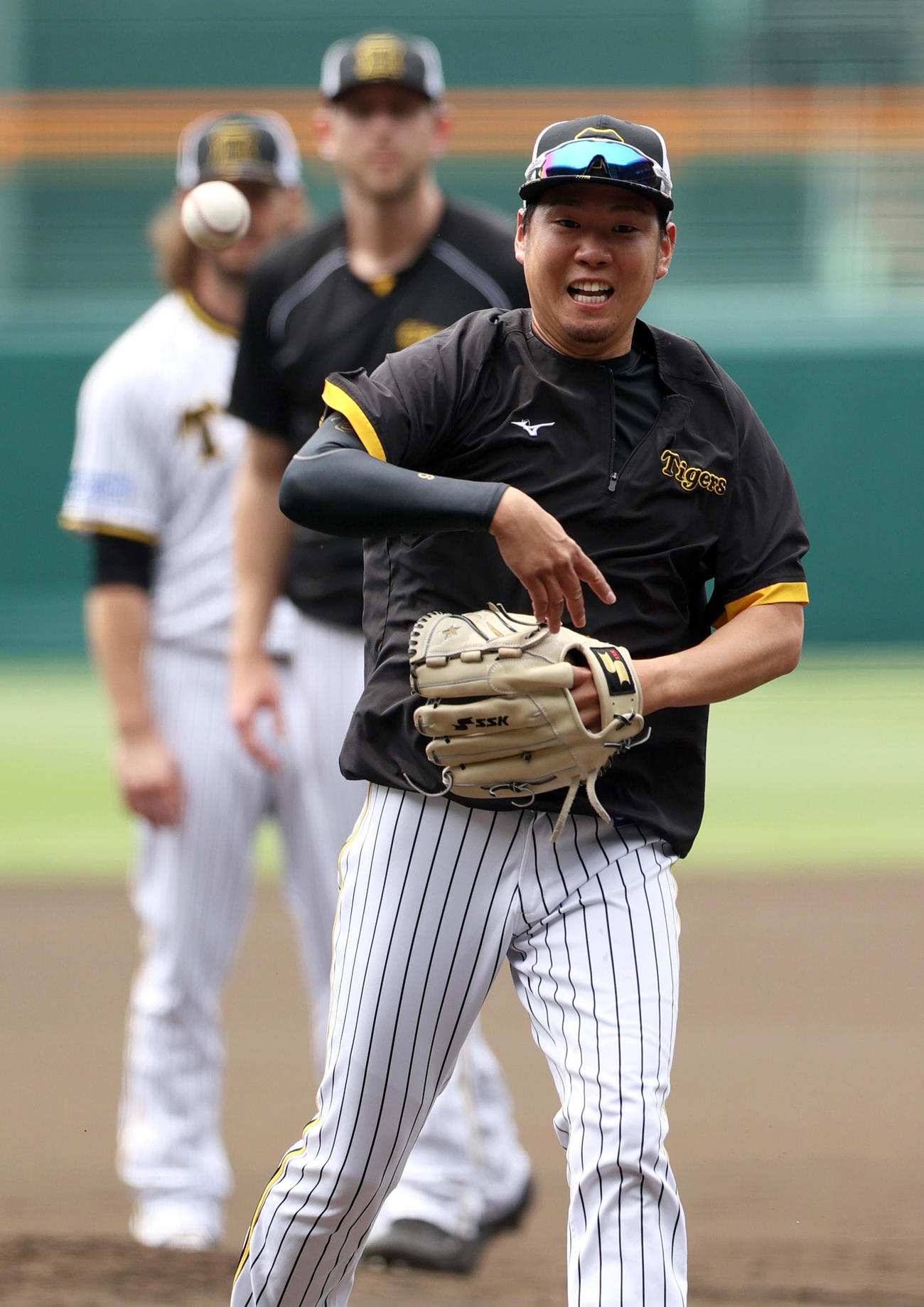 投内連係で汗を流す阪神西勇（撮影・上山淳一）