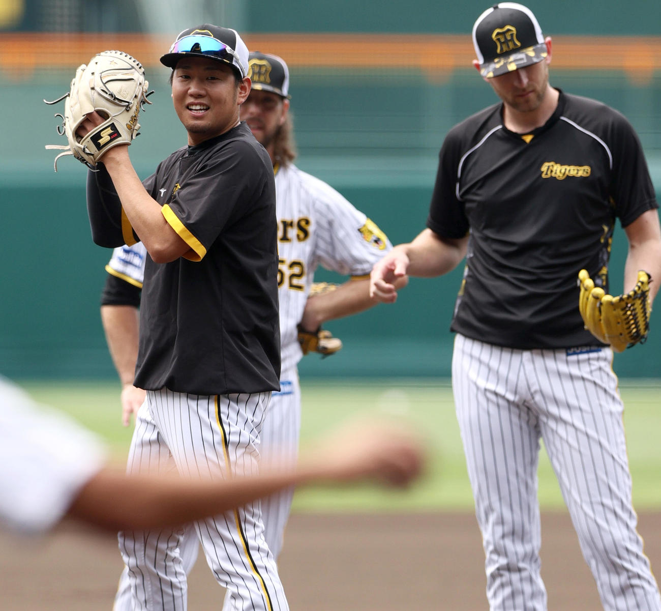 投内連係で汗を流す阪神西勇（撮影・上山淳一）
