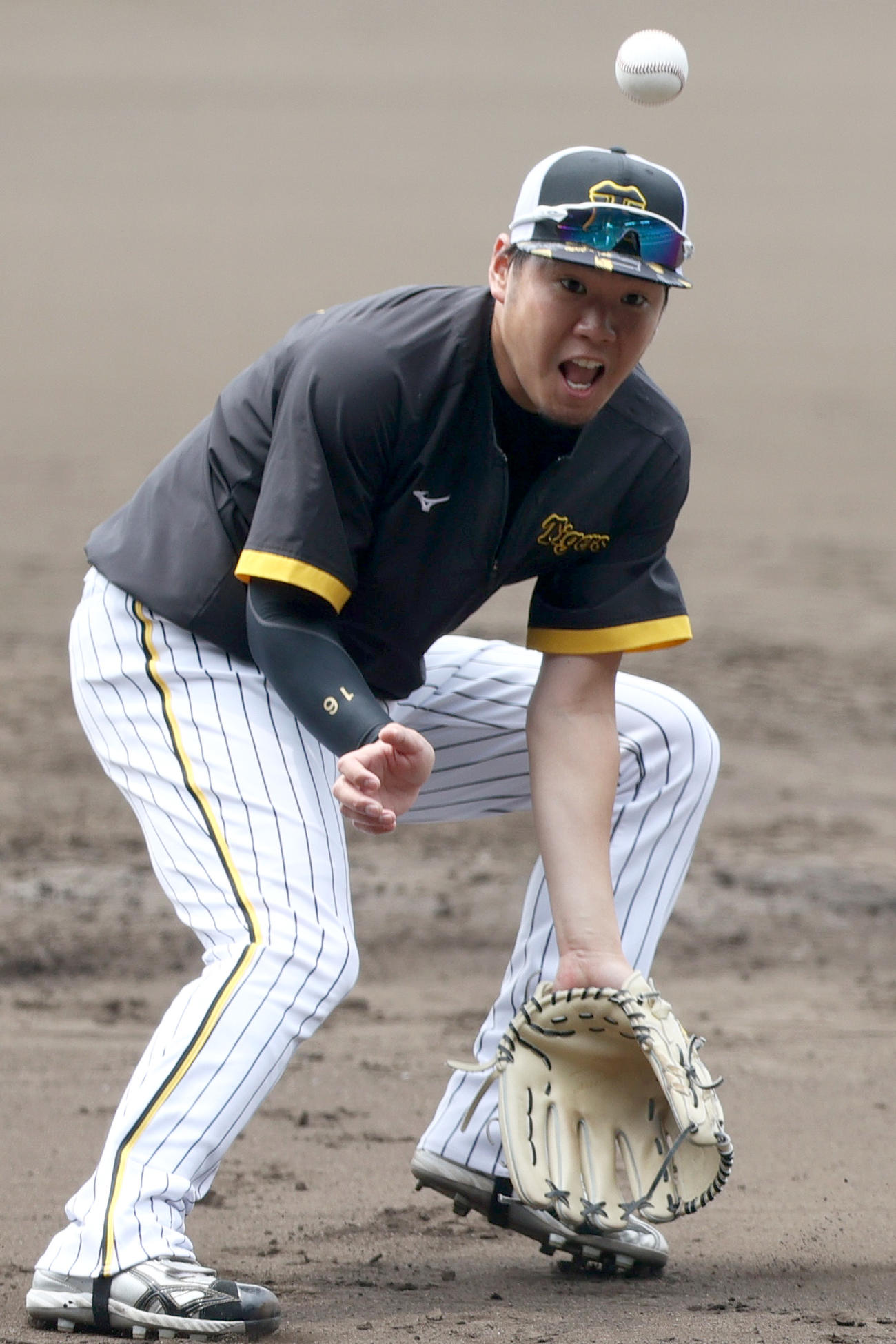 投内連係で汗を流す阪神西勇（撮影・上山淳一）