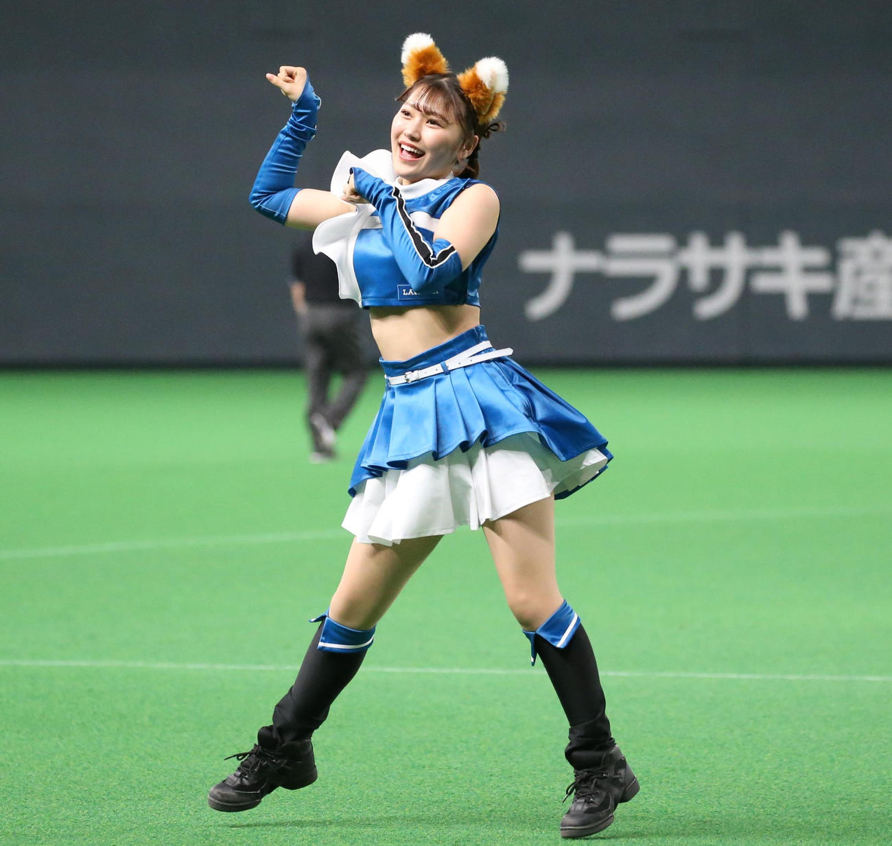 ファイターズガールが踊る「キツネダンス」（きつねダンス）（2022年5月29日撮影）