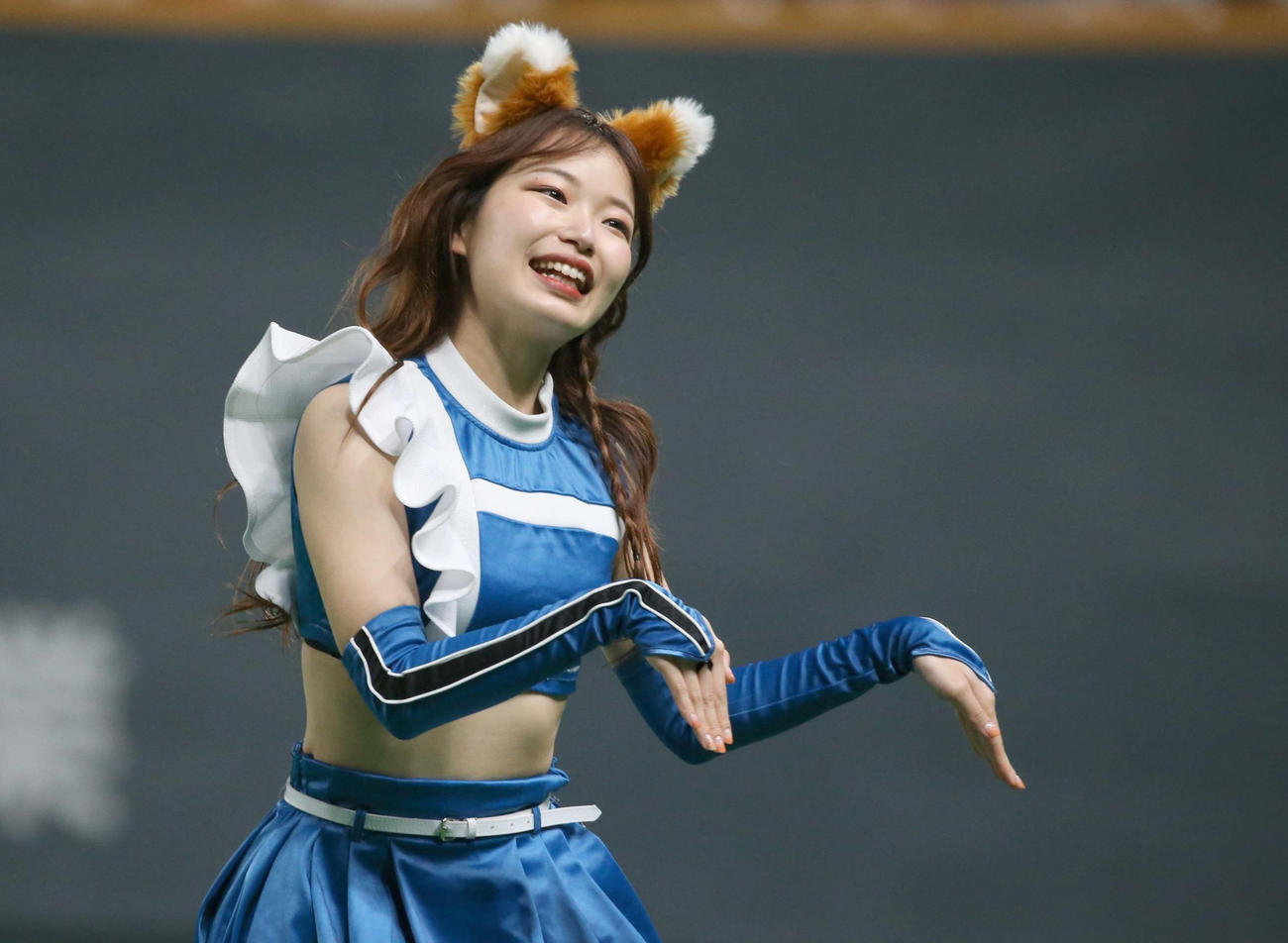 日本ハム対ロッテ　「きつねダンス」を踊るファイターズガール（撮影・黒川智章）