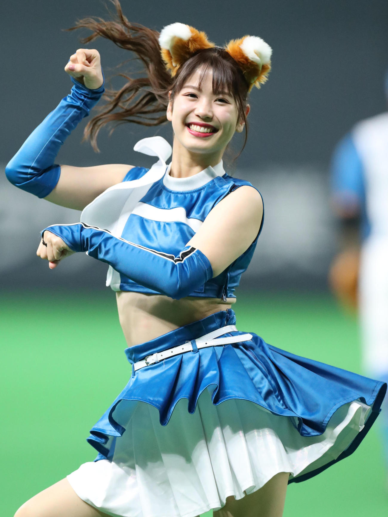 「きつねダンス」を踊るファイターズガール（撮影・佐藤翔太）