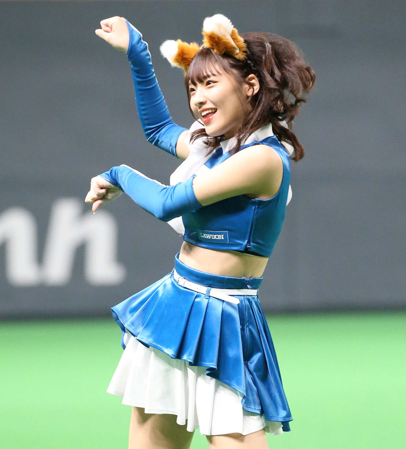 きつねダンスを踊るファイターズガール（2022年6月10日撮影）
