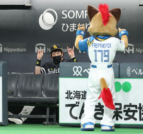日本ハムのマスコットキャラクターのフレップときつねダンスを踊るソフトバンク松田宣浩（2022年5月15日撮影）