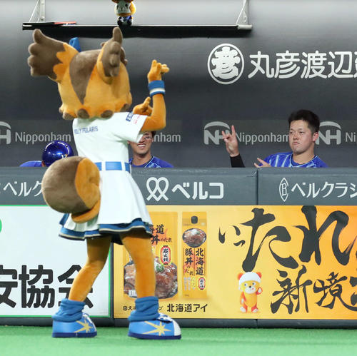 8日、きつねダンスを踊るDeNA牧（右）