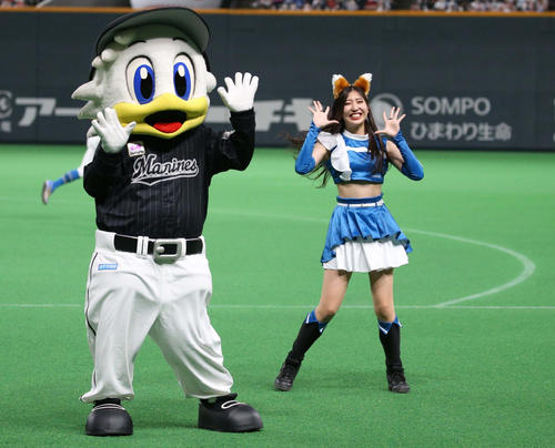 ファイターズガールと「きつねダンス」を踊るロッテマスコットのマーくん（2022年6月18日撮影）