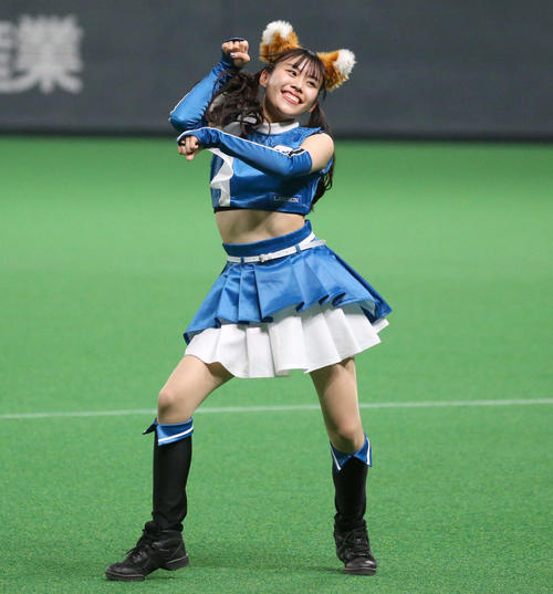「きつねダンス」を踊るファイターズガール（2022年6月18日撮影）