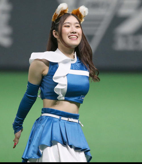 「きつねダンス」を踊るファイターズガール（2022年6月18日撮影）