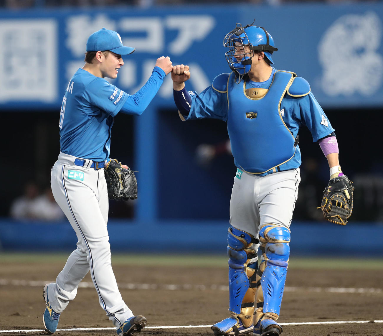 楽天対日本ハム　3回裏を無失点に抑えタッチを交わす吉田と宇佐見（撮影・佐藤翔太）