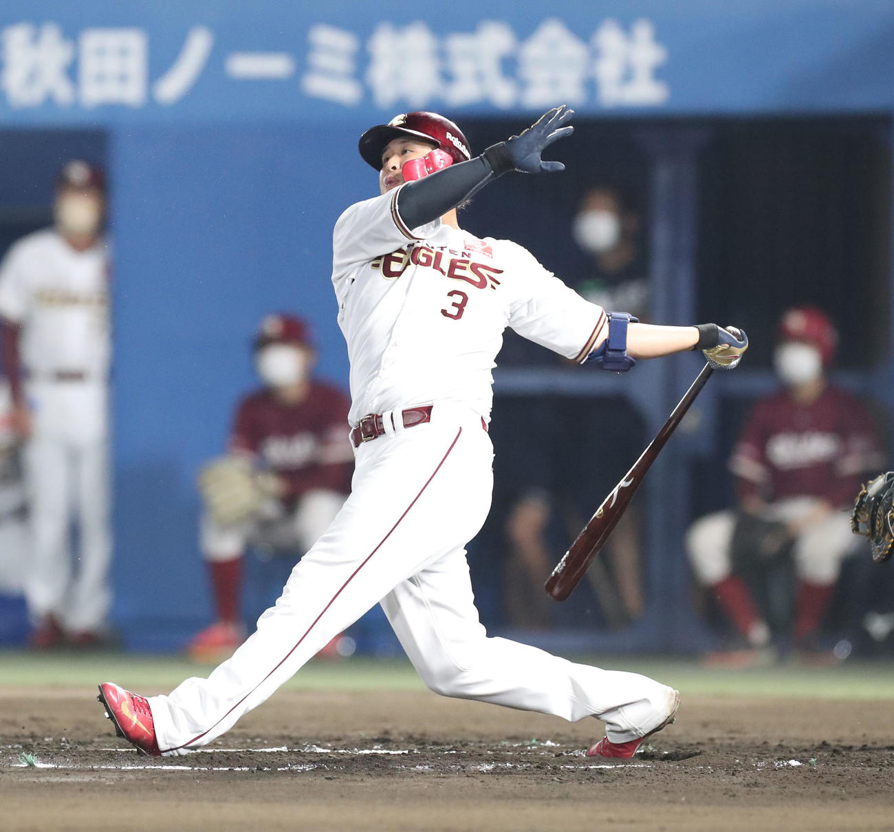 楽天対日本ハム　6回裏楽天無死、浅村は左越え本塁打を放つ（撮影・佐藤翔太）