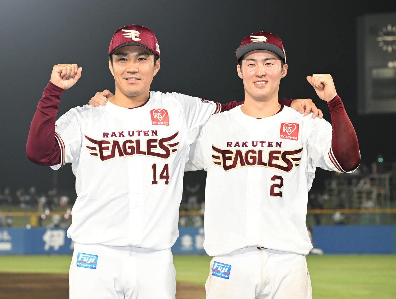 楽天対日本ハム　ヒーローインタビューを終えポーズを決める楽天則本（左）と太田（撮影・滝沢徹郎）