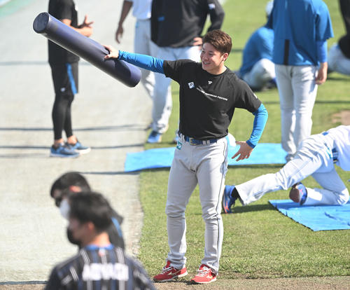 楽天対日本ハム　試合前練習で侍ポーズする日本ハム吉田（撮影・滝沢徹郎）