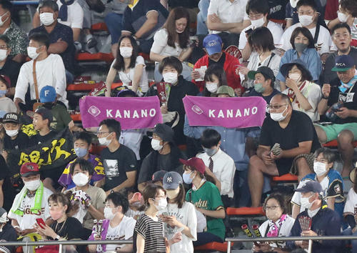 楽天対日本ハム　金足農タオルで応援するファン（撮影・佐藤翔太）