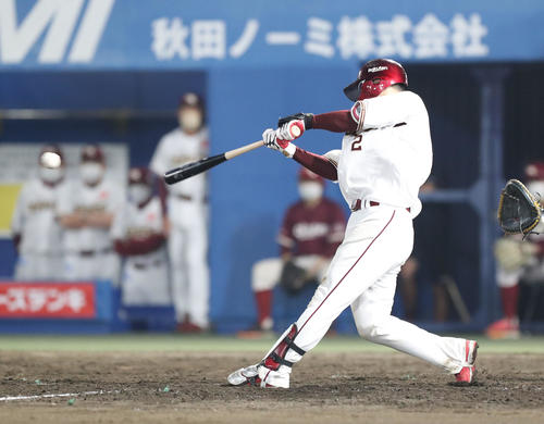 楽天対日本ハム　5回裏楽天1死二、三塁、太田は先制となる中前適時打を放つ（撮影・佐藤翔太）