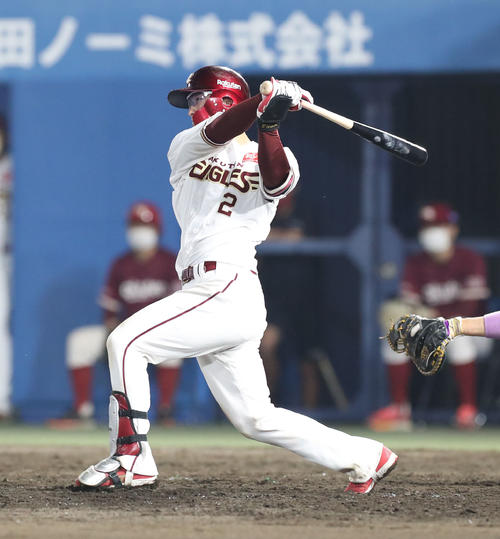 楽天対日本ハム　5回裏楽天1死二、三塁、太田は先制となる中前適時打を放つ（撮影・佐藤翔太）