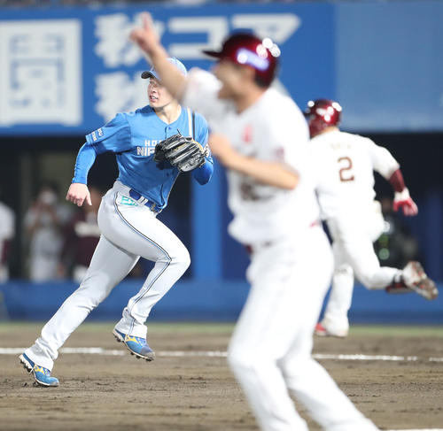 楽天対日本ハム　5回裏楽天1死二、三塁、太田に先制となる中前適時打を打たれる吉田（撮影・佐藤翔太）