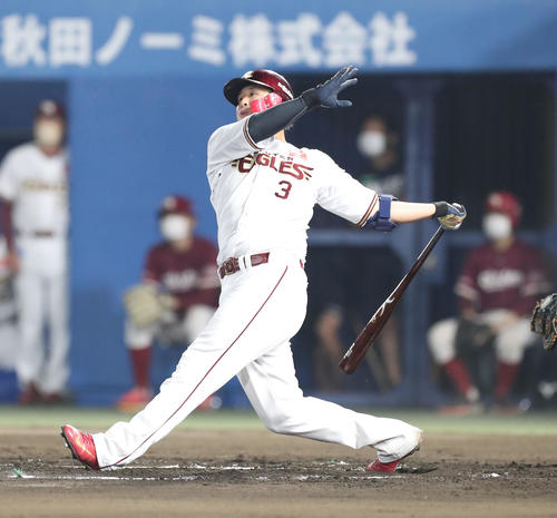楽天対日本ハム　6回裏楽天無死、浅村は左越え本塁打を放つ（撮影・佐藤翔太）