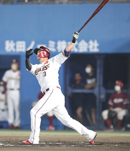 楽天対日本ハム　6回裏楽天無死、浅村は左越え本塁打を放つ（撮影・佐藤翔太）