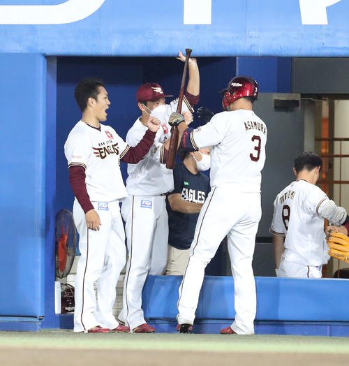 楽天対日本ハム　6回裏楽天無死、則本昂（左）は左越え本塁打を放った浅村を出迎える（撮影・佐藤翔太）