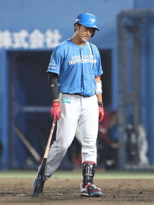 楽天対日本ハム　7回表日本ハム2死一、二塁、有薗は三振に終わる（撮影・佐藤翔太）