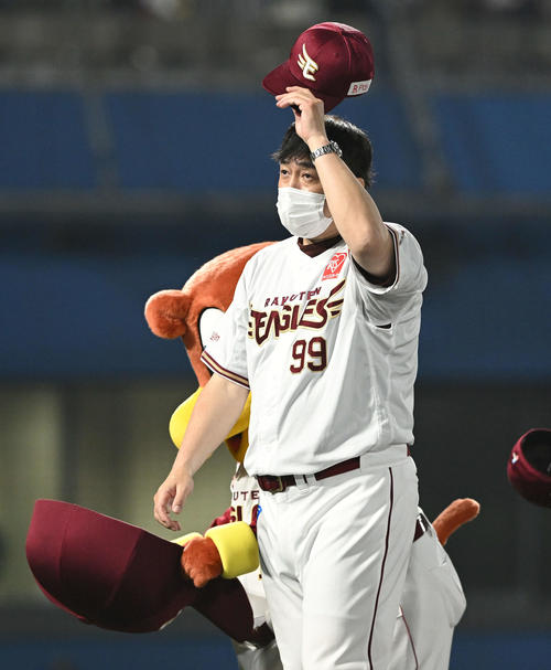 楽天対日本ハム　試合前に勝利しファンにあいさつする楽天石井GM兼監督（撮影・滝沢徹郎）