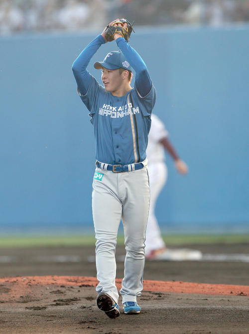 楽天対日本ハム　1回裏楽天2死、浅村に左前打を打たれるも二塁でアウトにしナインに拍手を送る吉田（撮影・佐藤翔太）