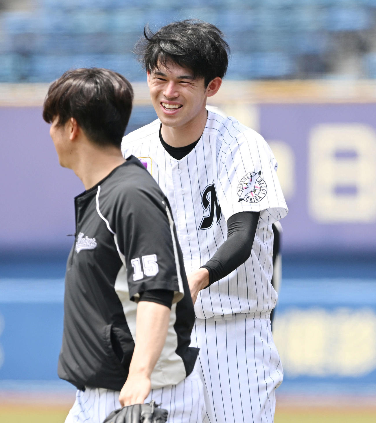 調整を終え引き揚げるロッテ美馬（手前）を笑顔で送る佐々木朗（撮影・滝沢徹郎）