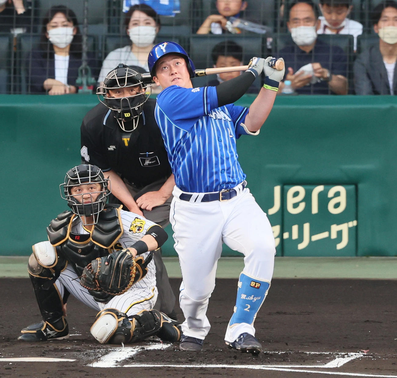 17日の阪神戦1回表、犠飛を打ち上げる牧（撮影・加藤哉）