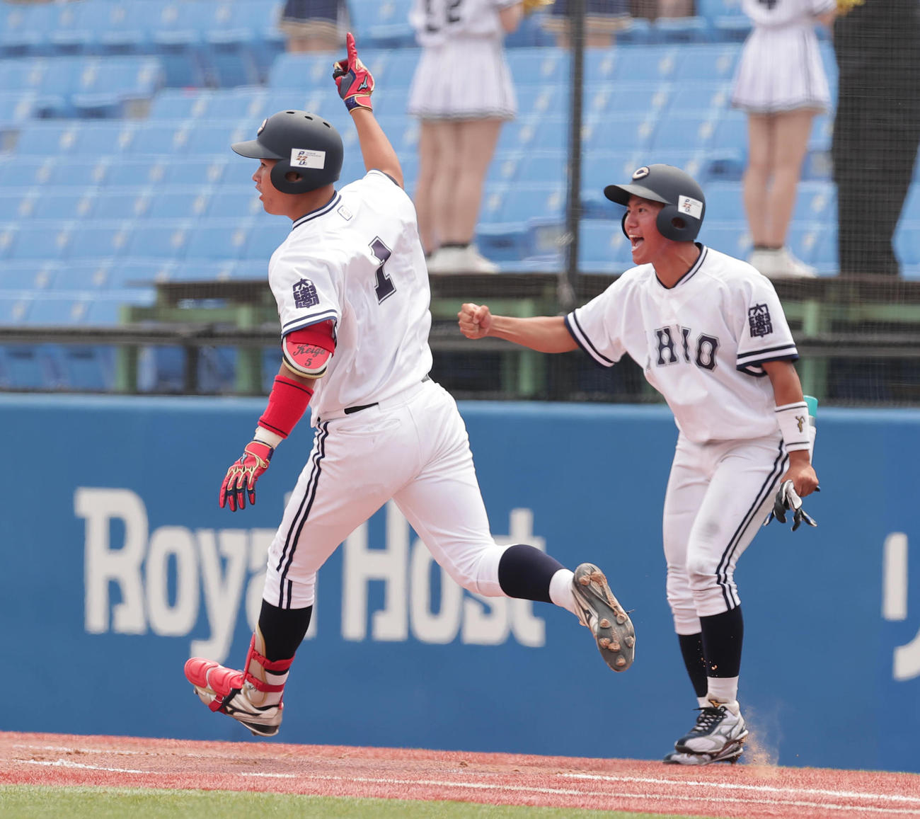 東洋大対中大　1回裏中大2死二塁、左越え2点本塁打を放ち喜ぶ北村（撮影・野上伸悟）