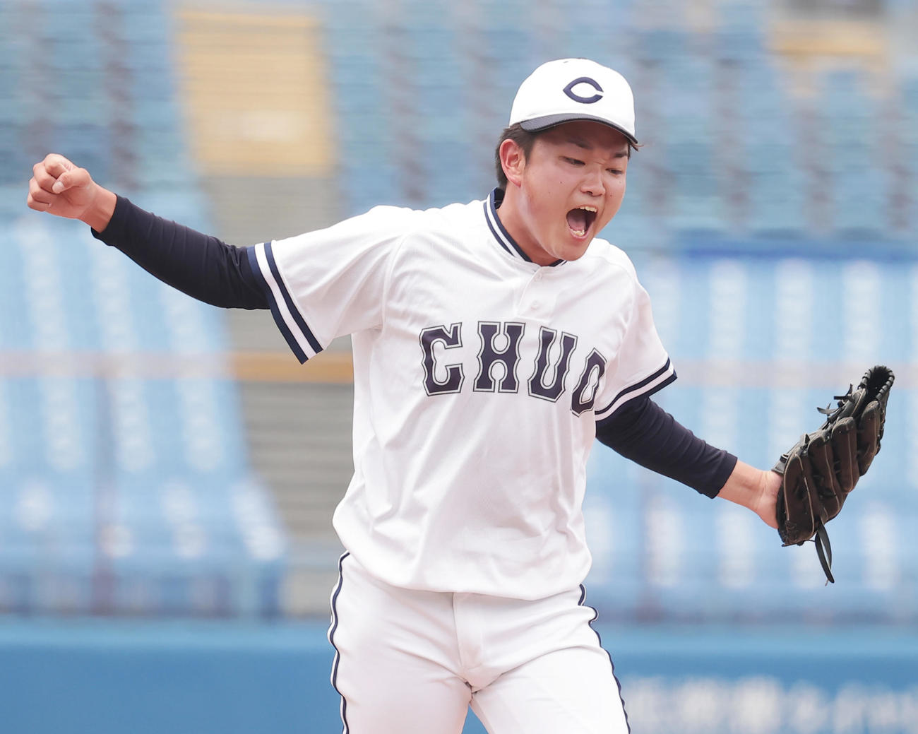 東洋大対中大　7回表を無失点で終え喜ぶ中大・石田裕（撮影・野上伸悟）