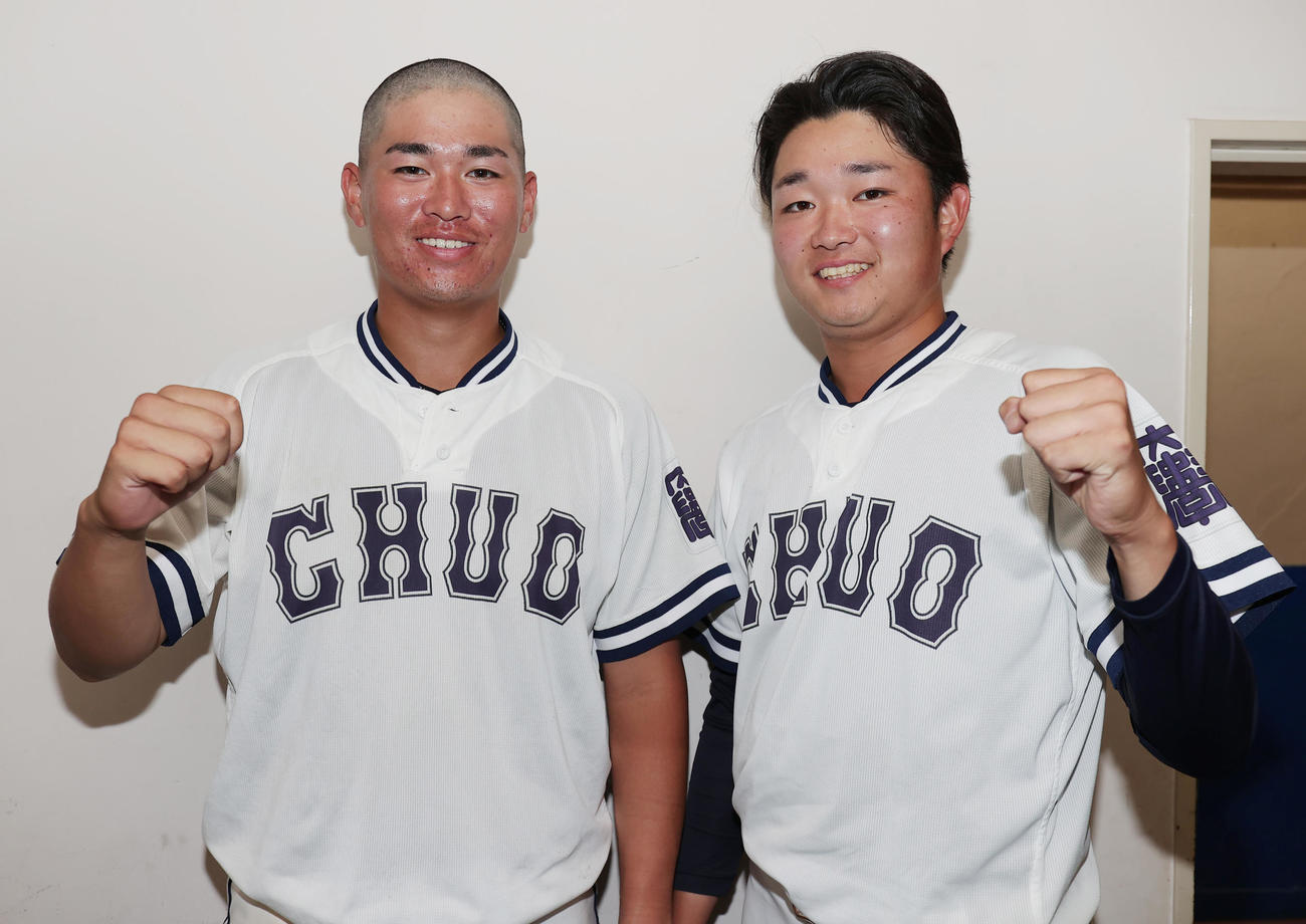 東洋大対中大　1勝1敗のタイとし、笑顔を見せる本塁打の中大・北村主将（左）と先発し好投した石田裕。北村主将は敗れた前日の試合後に五厘の丸刈りにしていた（撮影・野上伸悟）