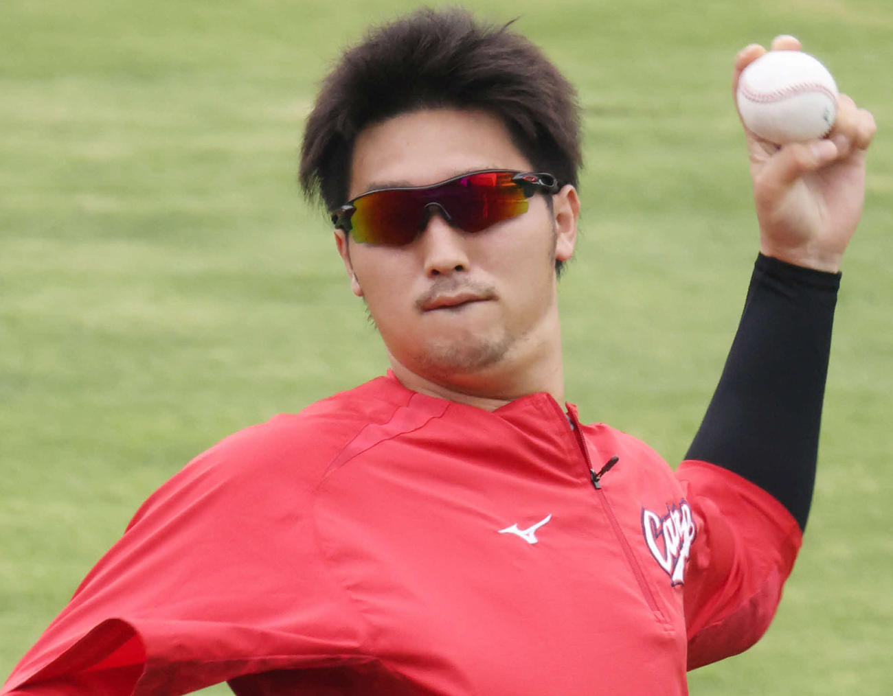 22年6月20日、キャッチボールをする広島床田