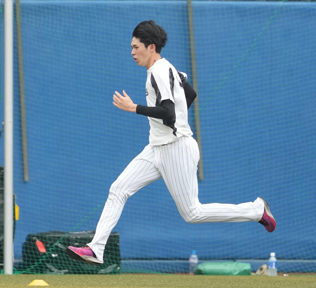 試合前練習でダッシュするロッテ佐々木朗（撮影・鈴木みどり）