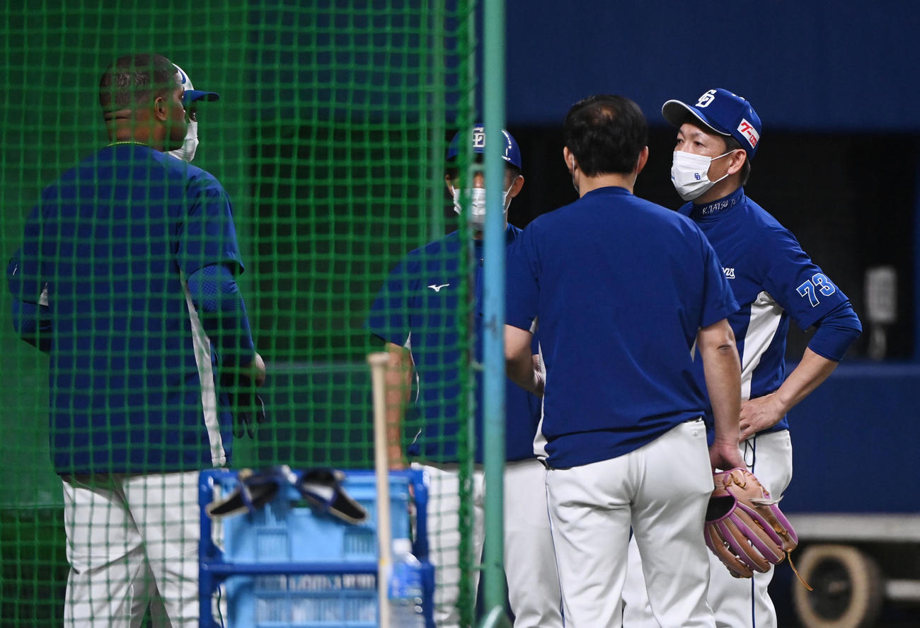 中日対ヤクルト　試合前、ビシエド（左）と言葉を交わす立浪監督（右）（撮影・森本幸一）