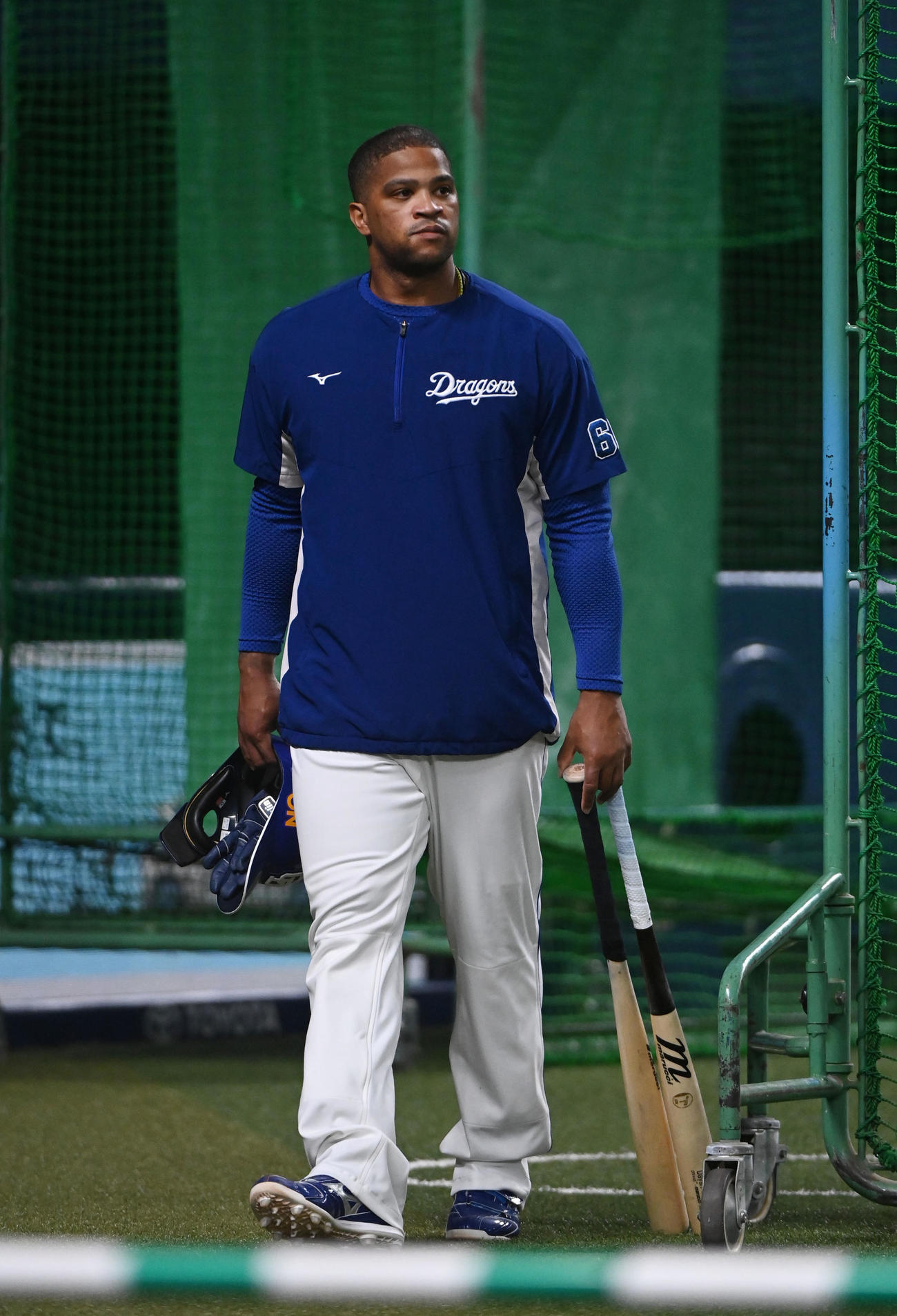 中日対ヤクルト　試合前、練習を途中で切り上げ引き揚げるビシエド（撮影・森本幸一）