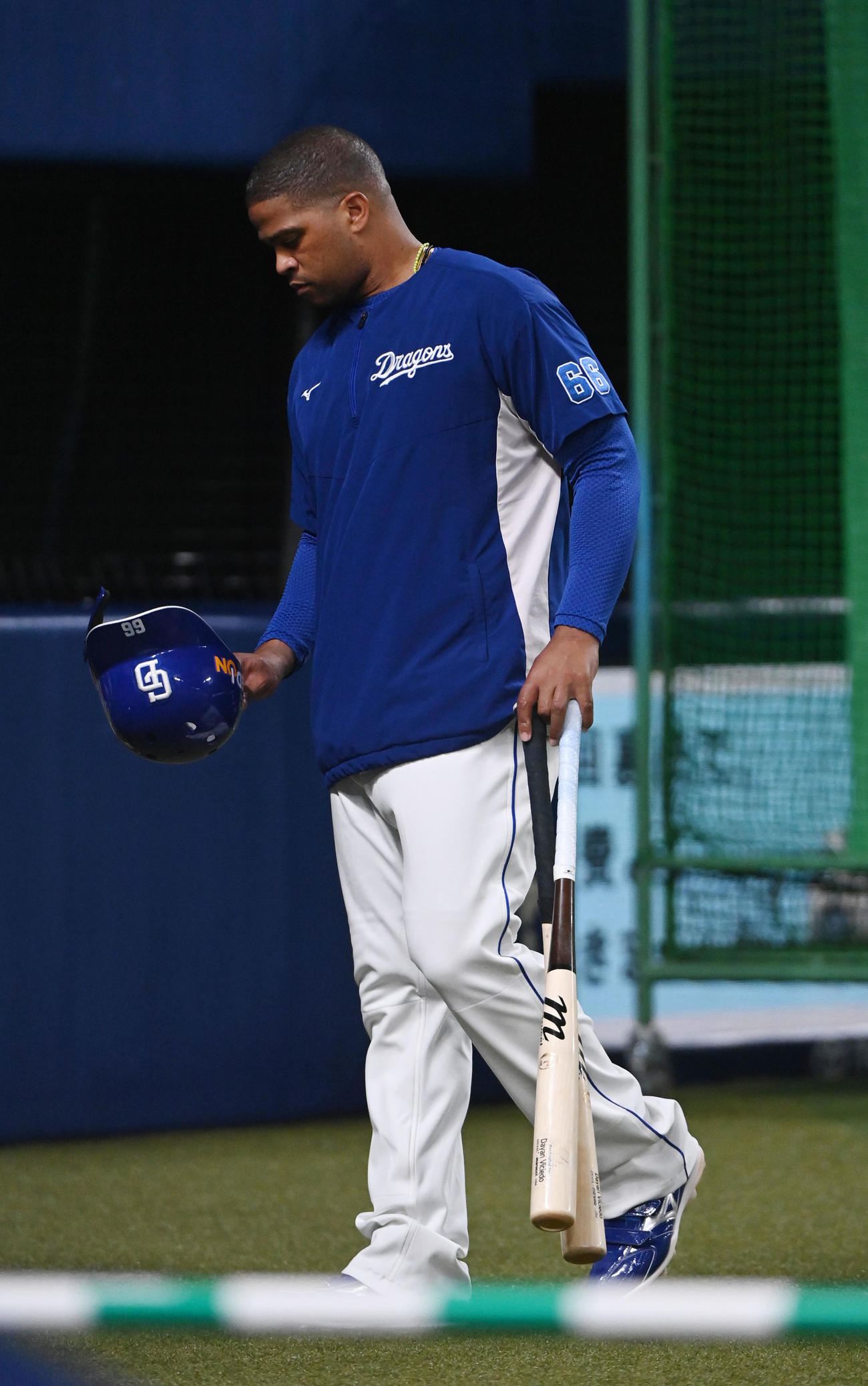 中日対ヤクルト　試合前、練習を途中で切り上げ引き上げるビシエド（撮影・森本幸一）