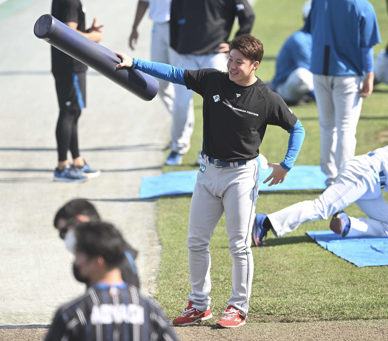 楽天対日本ハム試合前練習で侍ポーズする日本ハム吉田（撮影・滝沢徹郎）