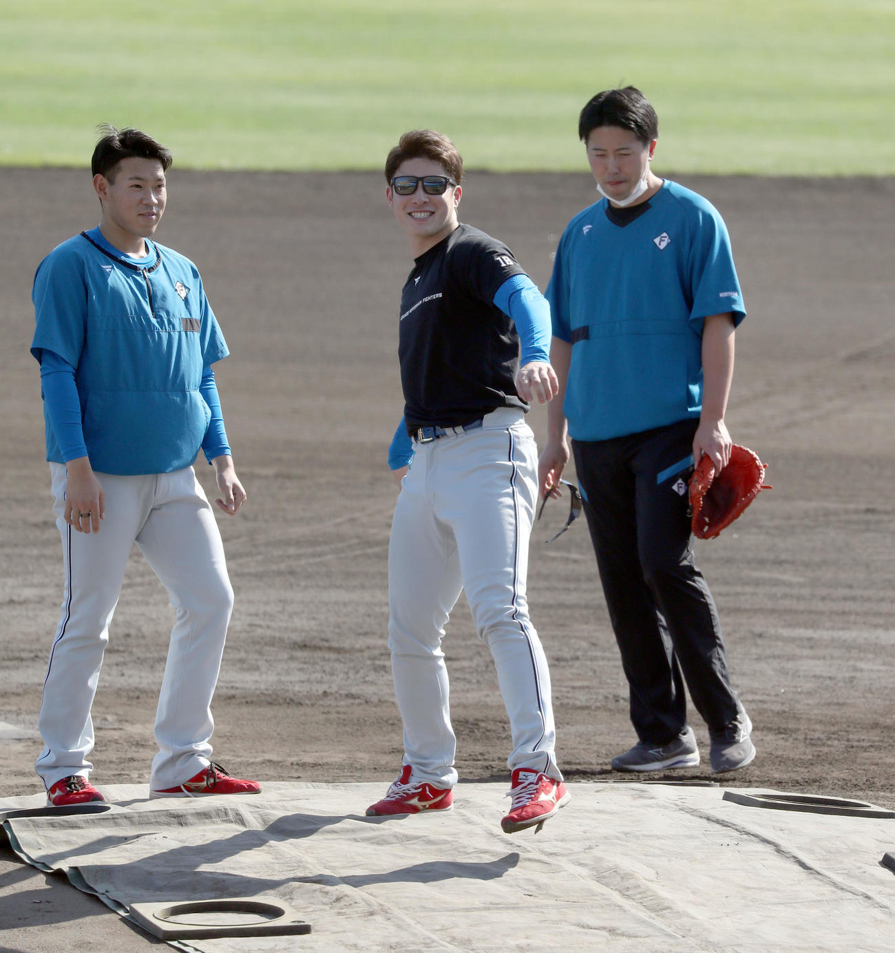 楽天対日本ハム　試合前、マウンドの感触を確認する日本ハム吉田（撮影・佐藤翔太）