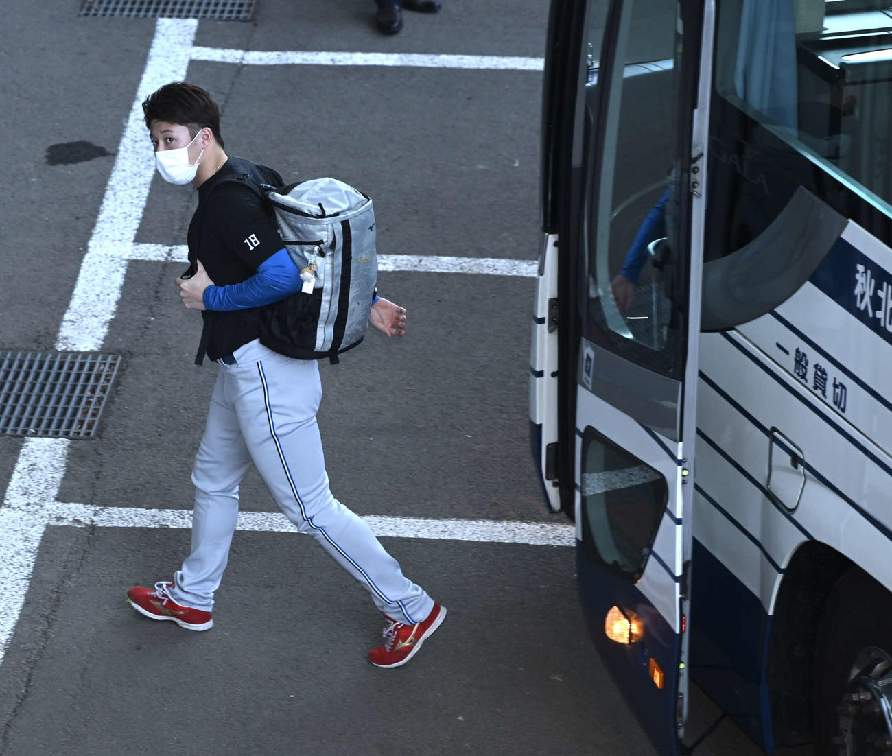 楽天対日本ハムこまちスタジアムに入る日本ハム吉田（撮影・滝沢徹郎）
