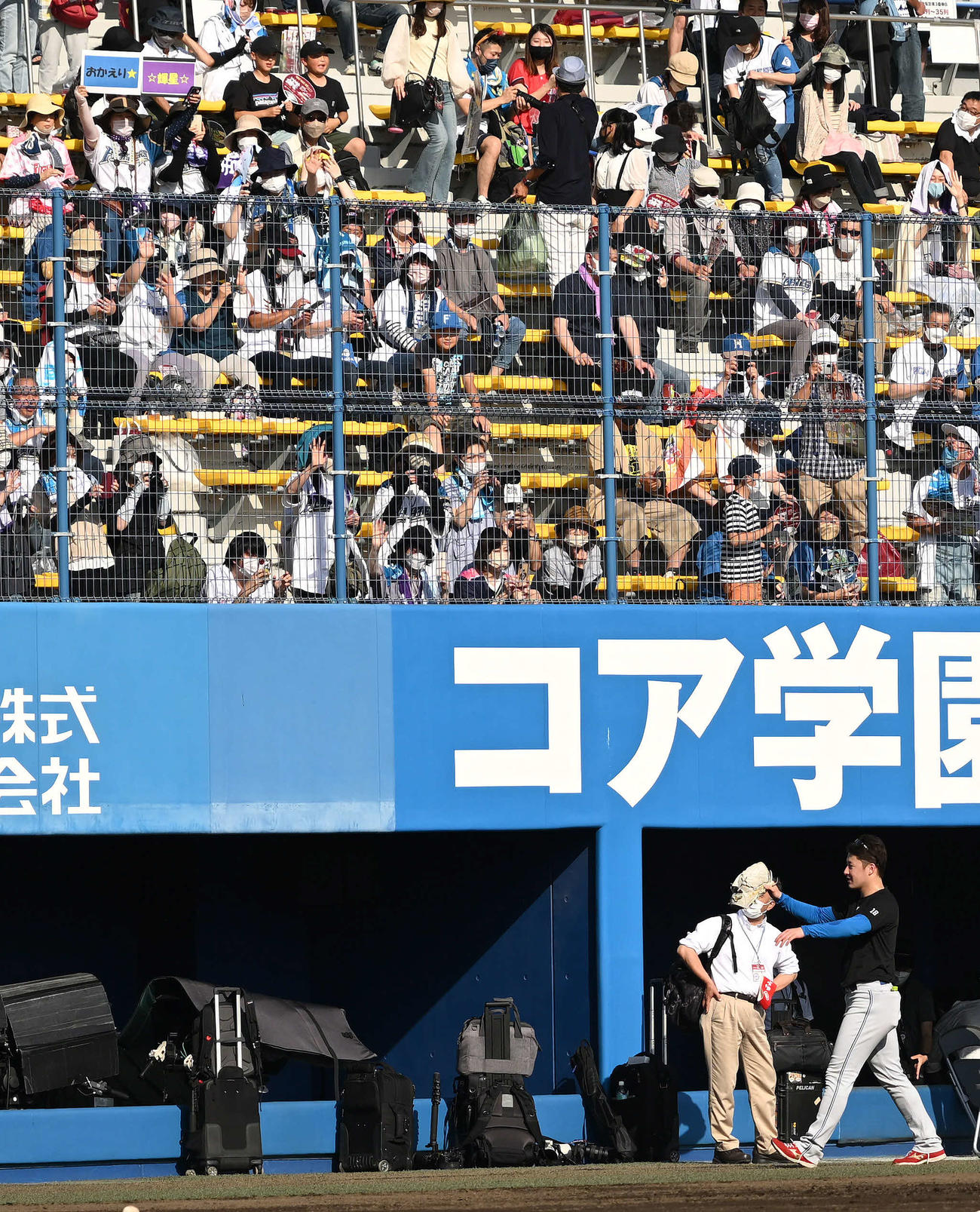 楽天対日本ハム　試合前練習を終え引き揚げる日本ハム吉田（撮影・滝沢徹郎）