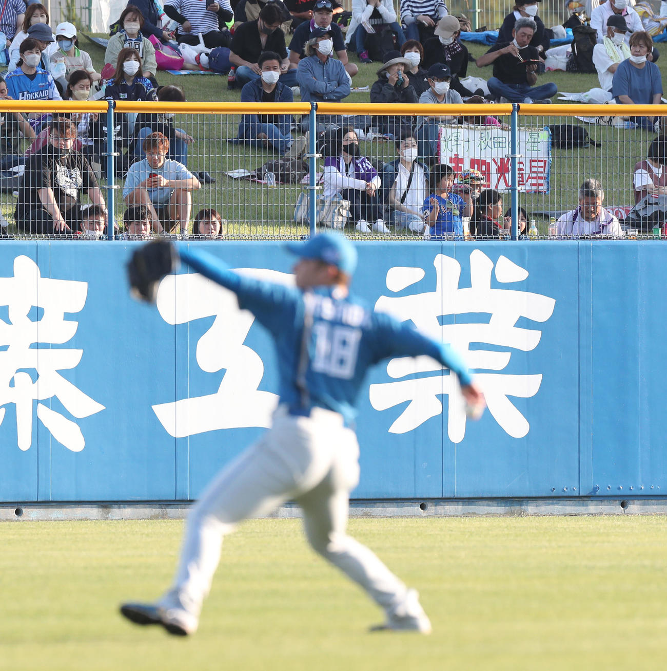 楽天対日本ハム　試合前、地元・秋田のファンに見守られながらキャッチボールをする日本ハム吉田（撮影・佐藤翔太）