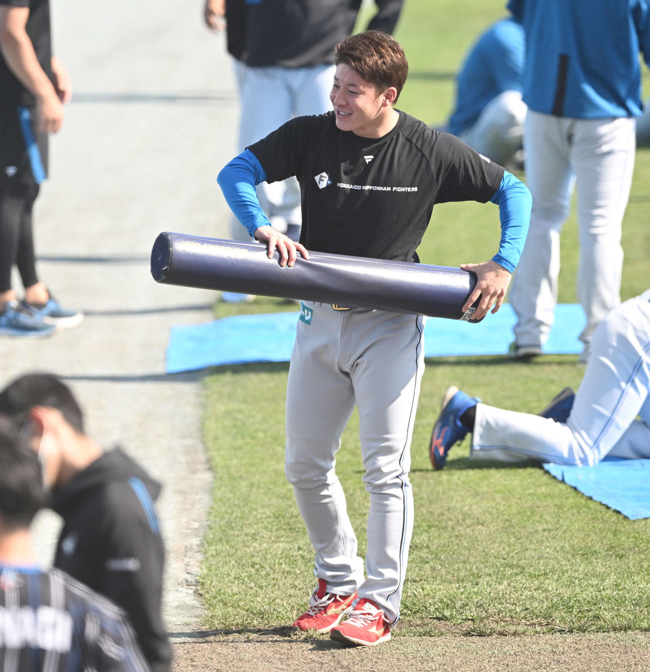 楽天対日本ハム　試合前練習で侍ポーズする日本ハム吉田（撮影・滝沢徹郎）