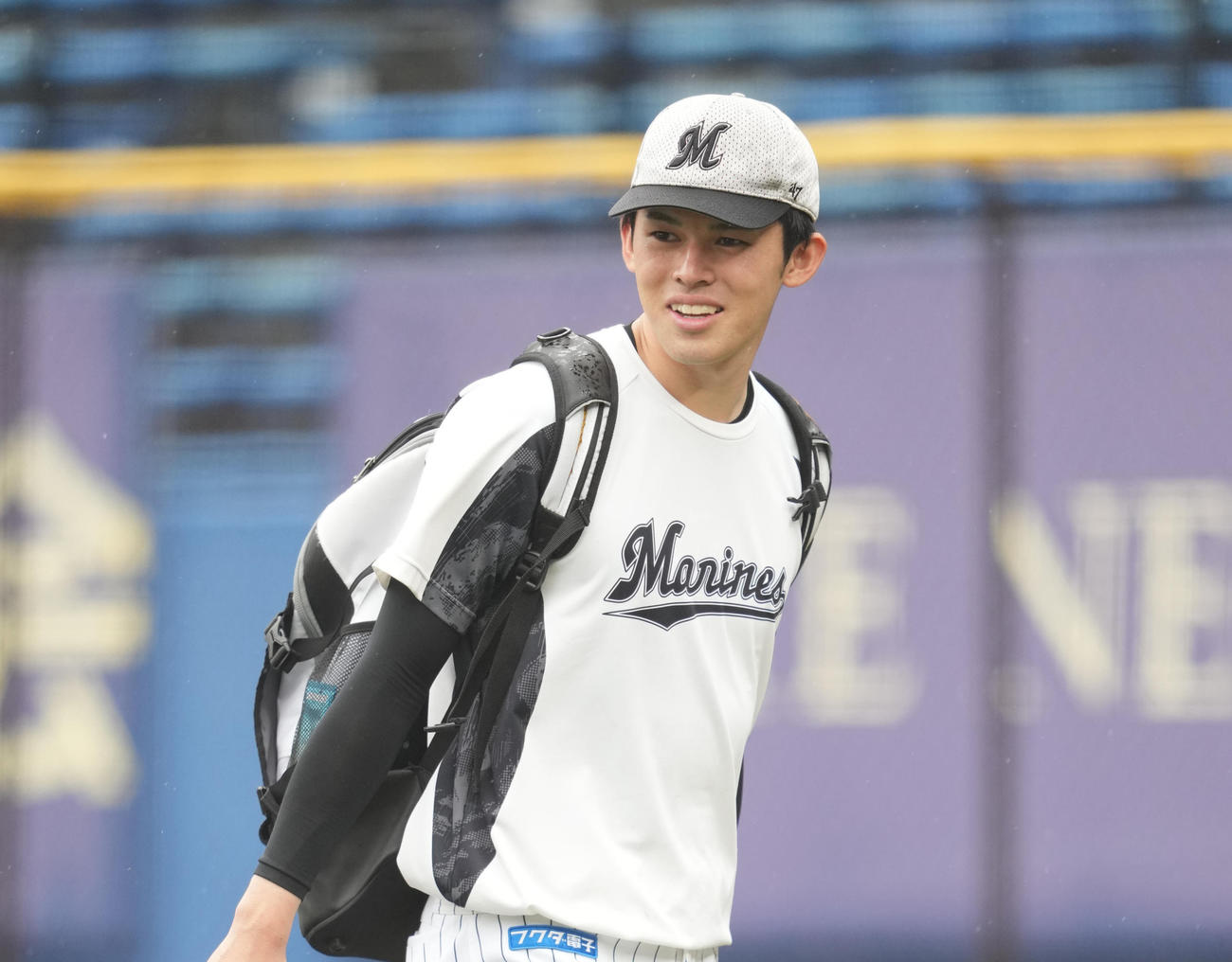 試合前練習を終え、笑顔で引き揚げるロッテ佐々木朗（撮影・鈴木みどり）