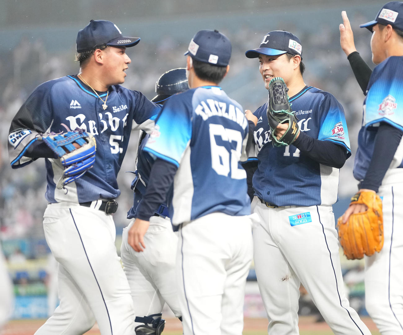 ロッテ対西武　3回裏に好捕した中堅手愛斗（左）を笑顔で迎える西武松本（右から2人目）（撮影・鈴木みどり）