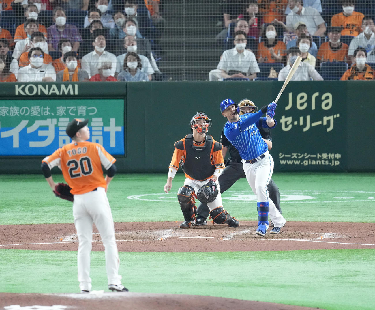 巨人対DeNA 5回表DeNA1死、左越えに先制の本塁打を放つソト。投手戸郷（撮影・菅敏）