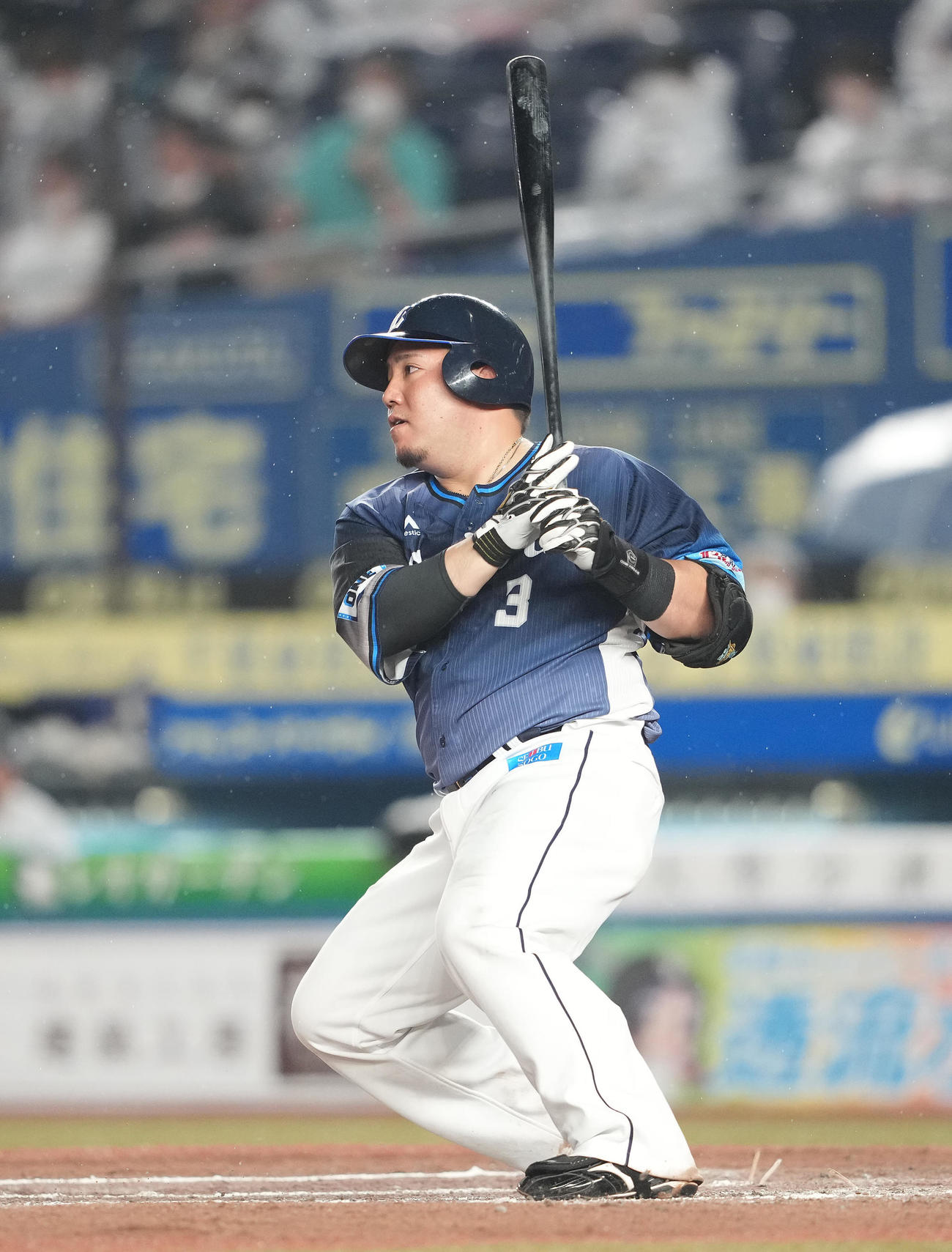 ロッテ対西武　7回表西武無死一、三塁、先制の中前適時打を放つ山川（撮影・鈴木みどり）