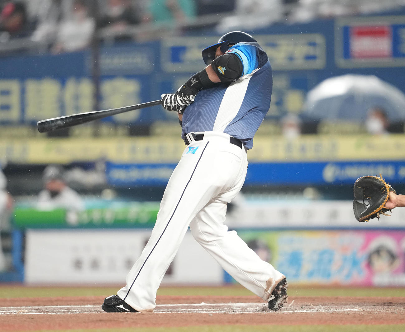 ロッテ対西武　7回表西武無死一、三塁、先制の中前適時打を放つ山川（撮影・鈴木みどり）