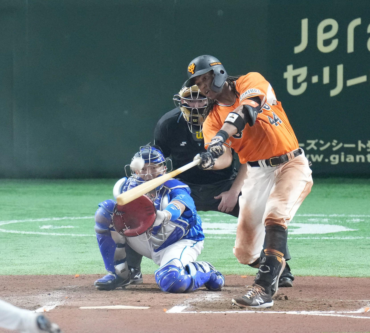 巨人対DeNA 6回裏巨人無死、左越えに同点の本塁打を放つウォーカー（撮影・菅敏）